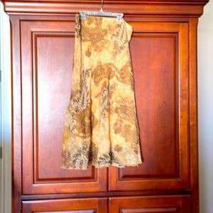 A line chiffon skirt with gold thread